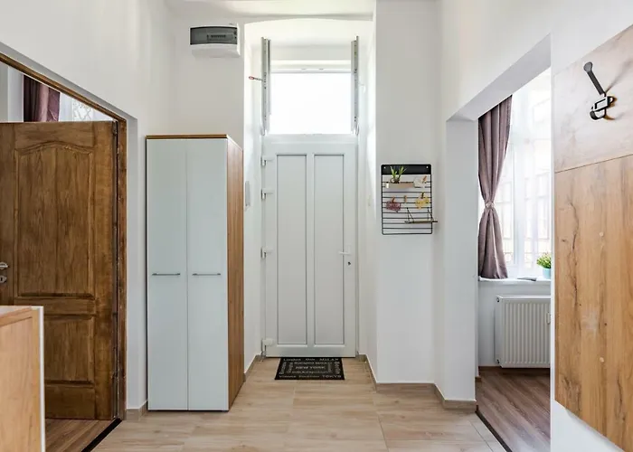 Kira Budapest
